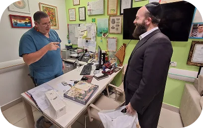 נציג ארגון יד אחת בפגישה עם רופא בכיר בחדר הטיפולים שלו במרפאה